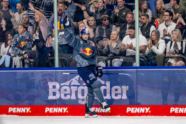 Markus Eisenschmid, EHC Red Bull Munich, No. 11, is celebrated for his goal to make it 2–1 while shorthanded, GER, EHC Red Bull Munich vs. Augsburger Panther, DEL, 2026–2027 season, Matchday 6, October 4, 2026. Photo: HMB Media, Heike Feiner Copyright: HMBxMedia HeikexFeiner