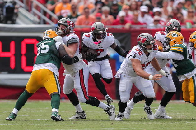 Oct 4, 2026; Tampa, FL, USA; Tampa Bay Buccaneers running back Bucky Irving (7) jumps through a small gap during the NFL, American Football Herren, USA game between the Green Bay Packers and Tampa Bay Buccaneers at Raymond James Stadium. Mandatory Credit: Taylor McFee-Cal Media NFL 2026: Packers Vs Buccaneers OCT 04 - ZUMAc04_ 20261004_zma_c04_061 Copyright: xTaylorxMcfeex