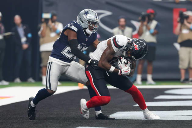 HOUSTON, TX - OCTOBER 04: Wide receiver Nico Collins 12 of the Houston Texans catches a touchdown in front of cornerback Daron Bland 26 of the Dallas Cowboys during the NFL, American Football Herren, USA football game between the Houston Texans and Dallas Cowboys on October 4, 2026, at Reliant Stadium in Houston, TX. (Photo by David Buono Icon Sportswire) NFL: OCT 04 Cowboys at Texans EDITORIAL USE ONLY Icon241004006