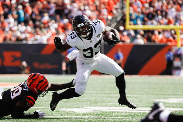 CINCINNATI, OH - OCTOBER 04: Jacksonville Jaguars running back Bhayshul Tuten (33) carries the ball during the game between the Jacksonville Jaguars and the Cincinnati Bengals at Paycor Stadium on October 4, 2026 in Cincinnati, OH. (Photo by Ian Johnson Icon Sportswire) NFL, American Football Herren, USA OCT 04 Jaguars at Bengals EDITORIAL USE ONLY Icon261004013