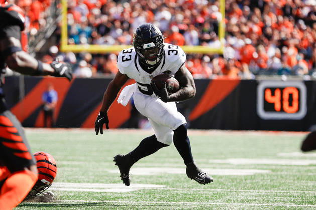 CINCINNATI, OH - OCTOBER 04: Jacksonville Jaguars running back Bhayshul Tuten (33) carries the ball during the game between the Jacksonville Jaguars and the Cincinnati Bengals at Paycor Stadium on October 4, 2026 in Cincinnati, OH. (Photo by Ian Johnson Icon Sportswire) NFL, American Football Herren, USA OCT 04 Jaguars at Bengals EDITORIAL USE ONLY Icon261004014