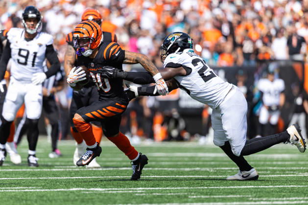 Oct 4, 2026; Cincinnati, OH, USA; Cincinnati Bengals running back Chase Brown (30) runs with the ball as Jacksonville Jaguars safety Jalen Huskey (22) pursues during NFL, American Football Herren, USA game action at Paycor Stadium. Mandatory Credit: -Cal Media Cincinnati USA - ZUMAc04_ 20261004_zma_c04_016 Copyright: xJohnxMersitsx