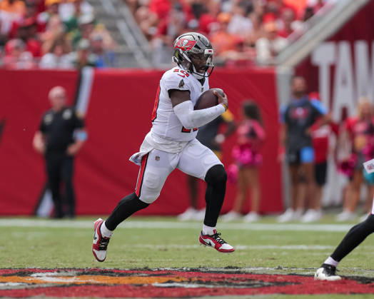 Oct 4, 2026; Tampa, FL, USA; Tampa Bay Buccaneers quarterback Jalon Daniels (10) runs the ball during the NFL, American Football Herren, USA game between the Green Bay Packers and Tampa Bay Buccaneers at Raymond James Stadium. Mandatory Credit: Taylor McFee-Cal Media Tampa USA - ZUMAc04_ 20261004_zma_c04_055 Copyright: xTaylorxMcfeex