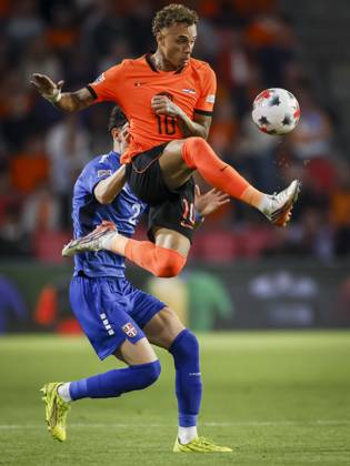 EINDHOVEN - (lr) Kosta Nedeljkovic of Serbia and Noa Lang of the Netherlands during the UEFA Nations League match between the Netherlands and Serbia at the Philips Stadium on October 4, 2026 in Eindhoven, the Netherlands. KOEN VAN WEEL ANP xVIxANPxSportx xxANPxIVx 571519524 originalFilename: 571519524