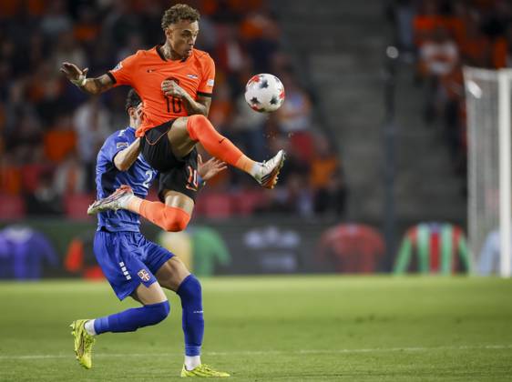 EINDHOVEN - (lr) Kosta Nedeljkovic of Serbia and Noa Lang of the Netherlands during the UEFA Nations League match between the Netherlands and Serbia at the Philips Stadium on October 4, 2026 in Eindhoven, the Netherlands. KOEN VAN WEEL ANP xVIxANPxSportx xxANPxIVx 571519556 originalFilename: 571519556