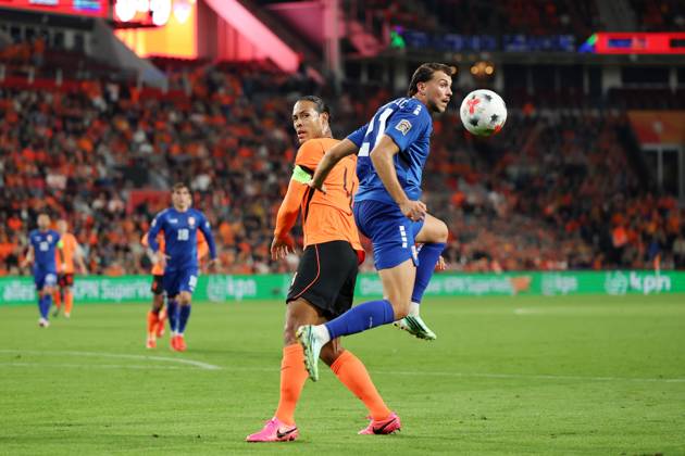 EINDHOVEN - (lr) Virgil van Dijk of the Netherlands, Lazar Vujadin Samardžić of Serbia during the UEFA Nations League match between the Netherlands and Serbia at the Philips Stadium on 4 October 2026 in Eindhoven, the Netherlands. SONNY LENSEN ANP xVIxANPxSportx xxANPxIVx 571520934 originalFilename: 571520934