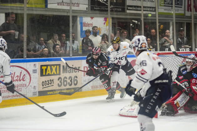 Battle for the Puck: Face-off between Dominik Meisinger of the ECDC Memmingen Indians, 22, and Mark Rassell of the Ravensburg Towerstars, 92, GER, ECDC Memmingen Indians vs. Ravensburg Towerstars, ice hockey, DEL2 regular season, Matchday 6, 2026–2027 season, October 4, 2026, GER, ECDC Memmingen Indians vs. Ravensburg Towerstars, Ice Hockey, DEL2 Regular Season, Matchday 6, 2026–2027 Season, October 4, 2026, Memmingen Copyright: xEibner-Pressefoto MaximilianxRistx EP_MRT