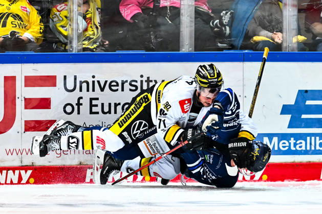 Peter Spornberger (Iserlohn Roosters, 50) in a battle with Yannick Proske (Krefeld Pinguine, 71), GER, Iserlohn Roosters vs. Krefeld Pinguine, Ice Hockey, Penny DEL, Matchday 6, 2026–2027 season, October 4, 2026, GER, Iserlohn Roosters vs. Krefeld Pinguine, Ice Hockey, Penny DEL, Matchday 6, 2026–2027 season, October 4, 2026, Iserlohn Copyright: xJonasxBrockmann Eibner-Pressefotox EP_JBN