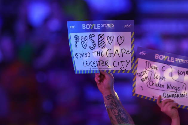 2026 BOYLE Sports World Grand Prix Fans hold up signs supporting Coventry City during the 2026 Boyle Sports World Grand Prix Final at Mattioli Arena, Leicester, United Kingdom on 4 October 2026 Credit: Ryan Crockett Every Second Media Editorial use only. All images are copyright Every Second Media Limited. No images may be reproduced without prior permission. Copyright: xIMAGO EveryxSecondxMediax ESM-2198-0033 RyanxCrockettx xEveryxSecondxMediax