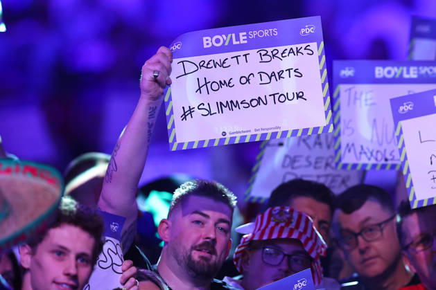 2026 BOYLE Sports World Grand Prix Fans hold up signs during the 2026 Boyle Sports World Grand Prix Final at Mattioli Arena, Leicester, United Kingdom on 4 October 2026 Credit: Ryan Crockett Every Second Media Editorial use only. All images are copyright Every Second Media Limited. No images may be reproduced without prior permission. Copyright: xIMAGO EveryxSecondxMediax ESM-2198-0032 RyanxCrockettx xEveryxSecondxMediax