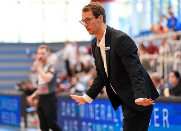 Lars Wendt, head coach of the ETB Miners Essen, gestures during the game between the ETB Miners Essen and the RheinStars Cologne, Barmer 2 Basketball Bundesliga, ProA, Matchday 3, 2026–27 season, at the Sporthalle am Hallo, Essen, October 4, 2026 ETB Miners Essen vs. RheinStars Cologne, ProA, Matchday 3, 2026–27 season, October 4, 2026 Essen Copyright: xEibner-Pressefoto ScottxColemanx EP_SCN