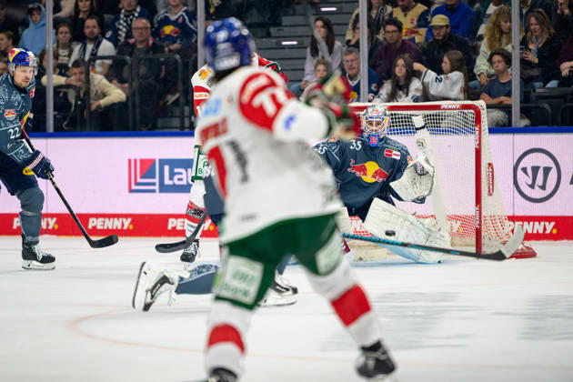 Hockey, DEL, 20261004, EHC Red Bull Munich vs. Augsburg Panthers. Pictured: Goal 3-2; from left: goal scorer Luke Toporowski (Augsburg, 77) and goaltender Mathias Niederberger (Munich, 35). Munich SAP Garden, Bavaria, Germany Copyright: Passion2Press MarkusxFischerx