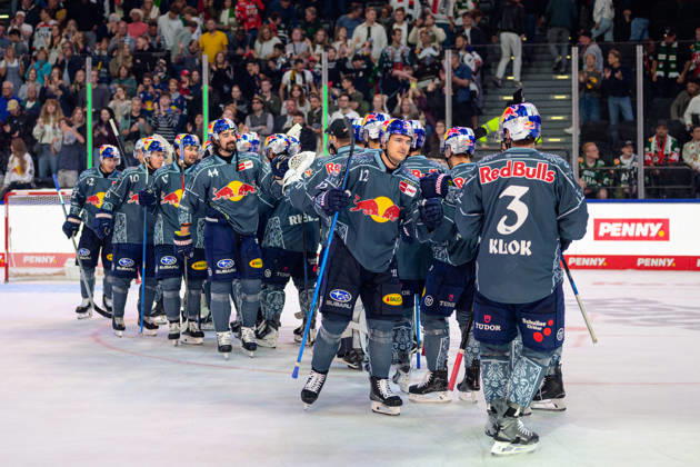 Hockey, DEL, 20261004, EHC Red Bull Munich vs. Augsburg Panthers. Pictured: Munich s victory celebration at SAP Garden, Bavaria, Germany Copyright: Passion2Press MarkusxFischerx