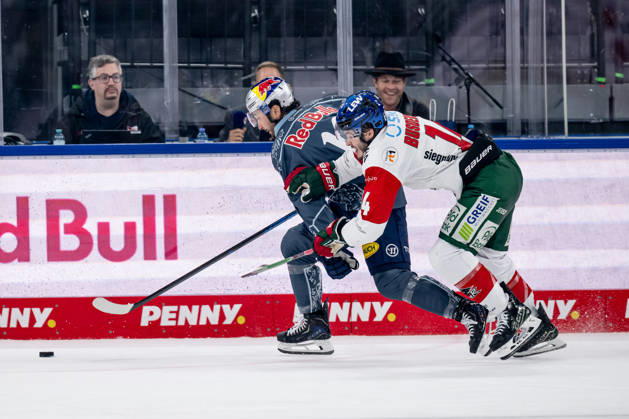Battle for the Puck: Face-off between Taro Hirose (EHC Red Bull Munich, 17) and Donald D. J. Busdeker (Augsburger Panther, 14, GER), EHC Red Bull Munich vs. Augsburger Panther, DEL, 2026–2027 season, Matchday 6, October 4, 2026. Photo: HMB Media, Heike Feiner Copyright: HMBxMedia HeikexFeiner