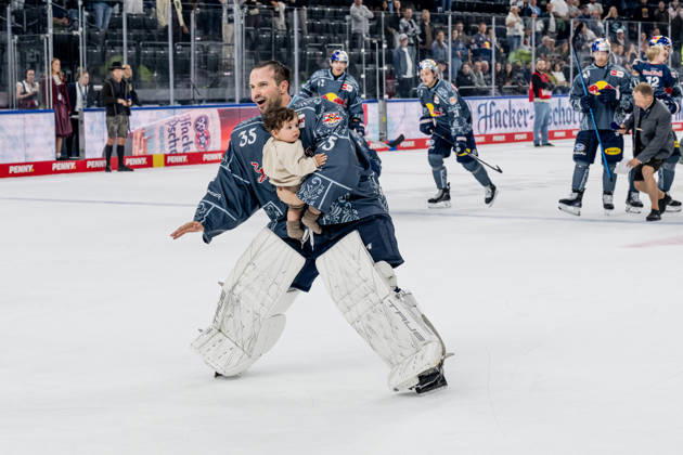 Mathias Niederberger, goalie for EHC Red Bull Munich, 35, celebrates the victory with the youth team in front of the fan section. GER, EHC Red Bull Munich vs. Augsburger Panther, DEL, 2026–2027 season, Matchday 6, October 4, 2026. Photo: HMB Media, Heike Feiner Copyright: HMBxMedia HeikexFeiner