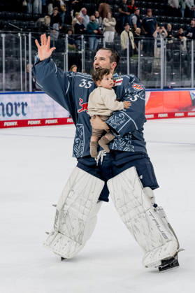 Mathias Niederberger, goalie for EHC Red Bull Munich, 35, celebrates the victory with the youth team in front of the fan section. GER, EHC Red Bull Munich vs. Augsburger Panther, DEL, 2026–2027 season, Matchday 6, October 4, 2026. Photo: HMB Media, Heike Feiner Copyright: HMBxMedia HeikexFeiner