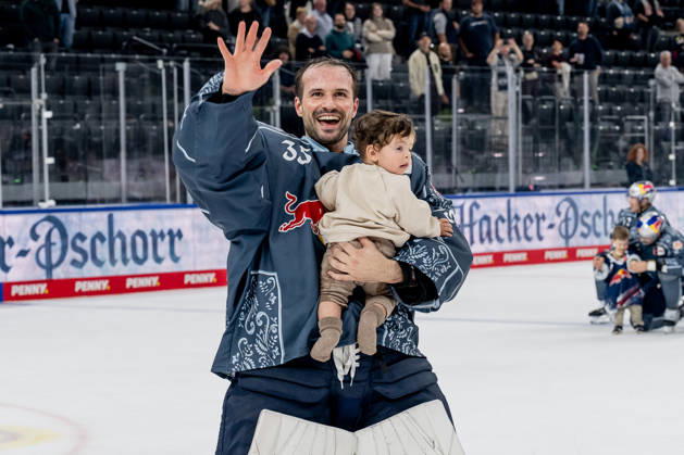 Mathias Niederberger, goalie for EHC Red Bull Munich, 35, celebrates the victory with the youth team in front of the fan section. GER, EHC Red Bull Munich vs. Augsburger Panther, DEL, 2026–2027 season, Matchday 6, October 4, 2026. Photo: HMB Media, Heike Feiner Copyright: HMBxMedia HeikexFeiner