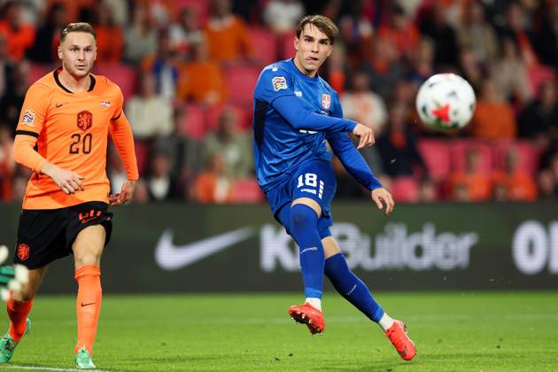 EINDHOVEN - (lr) Teun Koopmeiners of the Netherlands, Mihajlo Cvetković of Serbia during the UEFA Nations League match between the Netherlands and Serbia at the Philips Stadium on 4 October 2026 in Eindhoven, the Netherlands. SONNY LENSEN ANP xVIxANPxSportx xxANPxIVx 571524166 originalFilename: 571524166