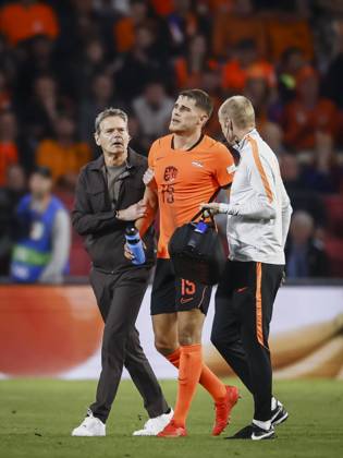 EINDHOVEN - Micky van de Ven of the Netherlands leaves the field injured during the UEFA Nations League match between the Netherlands and Serbia at the Philips Stadium on October 4, 2026, in Eindhoven, the Netherlands. KOEN VAN WEEL ANP xVIxANPxSportx xxANPxIVx 571527972 originalFilename: 571527972