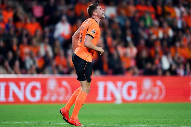 EINDHOVEN - Micky van de Ven of the Netherlands suffers a hand injury during the UEFA Nations League match between the Netherlands and Serbia at the Philips Stadium on October 4, 2026, in Eindhoven, the Netherlands. SONNY LENSEN ANP xVIxANPxSportx xxANPxIVx 571528388 originalFilename: 571528388