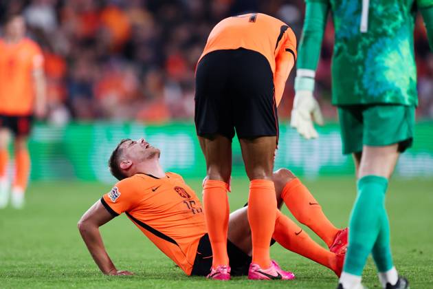 EINDHOVEN - Micky van de Ven of the Netherlands suffers a hand injury during the UEFA Nations League match between the Netherlands and Serbia at the Philips Stadium on October 4, 2026, in Eindhoven, the Netherlands. SONNY LENSEN ANP xVIxANPxSportx xxANPxIVx 571528421 originalFilename: 571528421