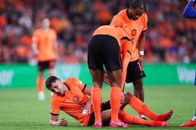 EINDHOVEN - Micky van de Ven of the Netherlands suffers a hand injury during the UEFA Nations League match between the Netherlands and Serbia at the Philips Stadium on October 4, 2026, in Eindhoven, the Netherlands. SONNY LENSEN ANP xVIxANPxSportx xxANPxIVx 571528437 originalFilename: 571528437