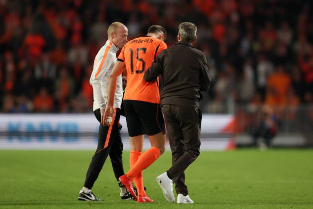 EINDHOVEN - Micky van de Ven of the Netherlands suffers a hand injury during the UEFA Nations League match between the Netherlands and Serbia at the Philips Stadium on October 4, 2026, in Eindhoven, the Netherlands. SONNY LENSEN ANP xVIxANPxSportx xxANPxIVx 571528450 originalFilename: 571528450