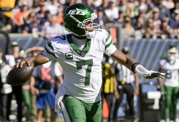 New York Jets quarterback Geno Smith (7) passes the ball against the Chicago Bears at Soldier Field in Chicago on Sunday, October 4, 2026. Bears defeated the Jets 23-12. CHI20261004120 MARKxBLACK