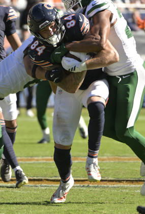 Chicago Bears tight end Colston Loveland (84) struggles for the first down in the fourth quarter against the New York Jets at Soldier Field in Chicago on Sunday, October 4, 2026. Bears defeated the Jets 23-12. CHI20261004125 MARKxBLACK