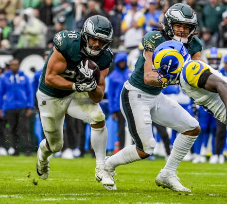 NFL, American Football Herren, USA 2026: Rams Vs Eagles OCT 04 October 4, 2026, Philadelphia, Pa, USA: Oct 4, 2026; Philadelphia, PA, USA; Philadelphia Eagles running back Will Shipley (28) rushes the ball for a first down during the Rams 24-20 wins against the Eagles at Lincoln Financial Field. Mandatory Credit: Scott Serio-Cal Media(Credit Image: Scott Serio Cal Sport Media) Philadelphia Pa USA EDITORIAL USE ONLY Copyright: xx ZUMA-20261004_faf_cs17_189.jpg ScottxSeriox csmphotothree531240