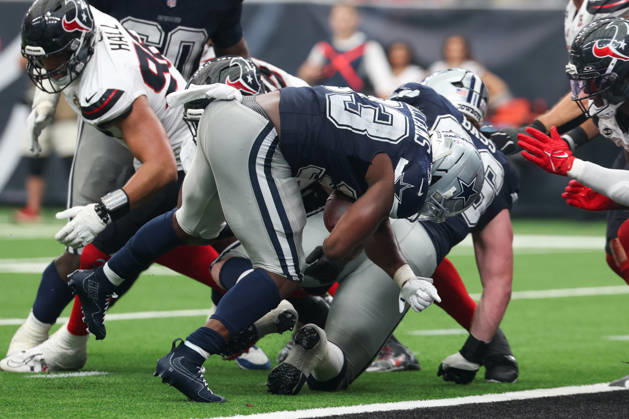 HOUSTON, TX - OCTOBER 04: Running back Javonte Williams 33 of the Dallas Cowboys scores a touchdown during the NFL, American Football Herren, USA football game between the Houston Texans and Dallas Cowboys on October 4, 2026, at Reliant Stadium in Houston, TX. (Photo by David Buono Icon Sportswire) NFL: OCT 04 Cowboys at Texans EDITORIAL USE ONLY Icon241004035
