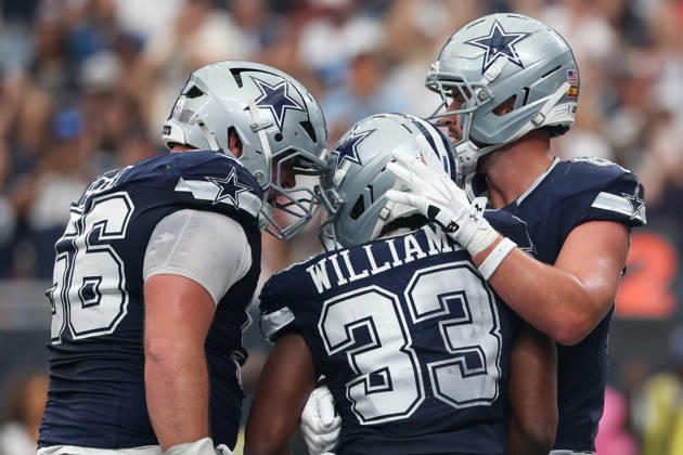 HOUSTON, TX - OCTOBER 04: Running back Javonte Williams 33 of the Dallas Cowboys celebrates a touchdown run with teammates during the NFL, American Football Herren, USA football game between the Houston Texans and Dallas Cowboys on October 4, 2026, at Reliant Stadium in Houston, TX. (Photo by David Buono Icon Sportswire) NFL: OCT 04 Cowboys at Texans EDITORIAL USE ONLY Icon241004036