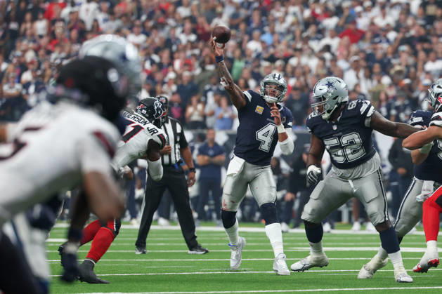 HOUSTON, TX - OCTOBER 04: Quarterback Dak Prescott 4 of the Dallas Cowboys throws the game winning touchdown in the last minute of the NFL, American Football Herren, USA football game between the Houston Texans and Dallas Cowboys on October 4, 2026, at Reliant Stadium in Houston, TX. (Photo by David Buono Icon Sportswire) NFL: OCT 04 Cowboys at Texans EDITORIAL USE ONLY Icon241004046