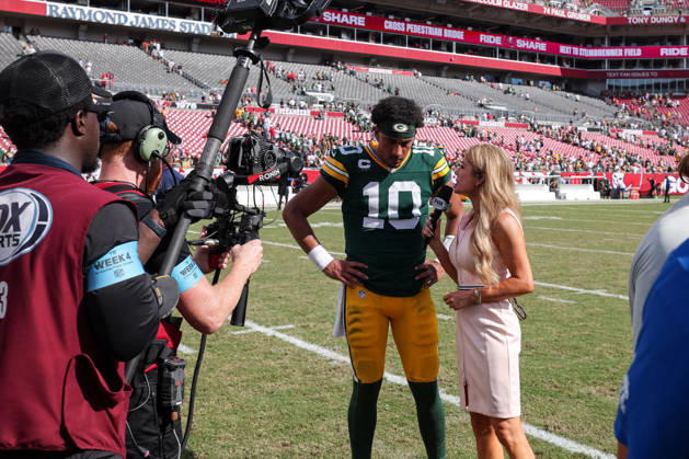 Oct 4, 2026; Tampa, FL, USA; Green Bay Packers quarterback Jordan Love (10) conducts an interview on the field after the NFL, American Football Herren, USA game between the Green Bay Packers and Tampa Bay Buccaneers at Raymond James Stadium. The Green Bay Packers defeated the Tampa Bay Buccaneers 17-14. Mandatory Credit: Taylor McFee-Cal Media NFL 2026: Packers Vs Buccaneers OCT 04 - ZUMAc04_ 20261004_zma_c04_098 Copyright: xTaylorxMcfeex