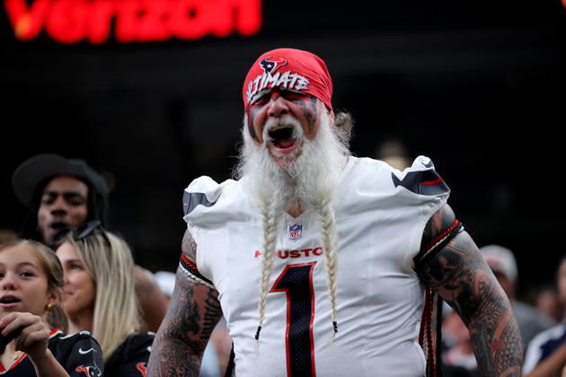 October 4, 2026, Houston, Texas, U.S: A Houston Texans fan cheers in the stands after a touchdown during the first quarter of the NFL, American Football Herren, USA regular season game between the Houston Texans and the Dallas Cowboys at Reliant Stadium in Houston, TX on October 4, 2026. NFL 2026 - Dallas Cowboys Vs Houston Texans  - ZUMAw137 20261004_aap_w137_053 Copyright: xErikxWilliamsx