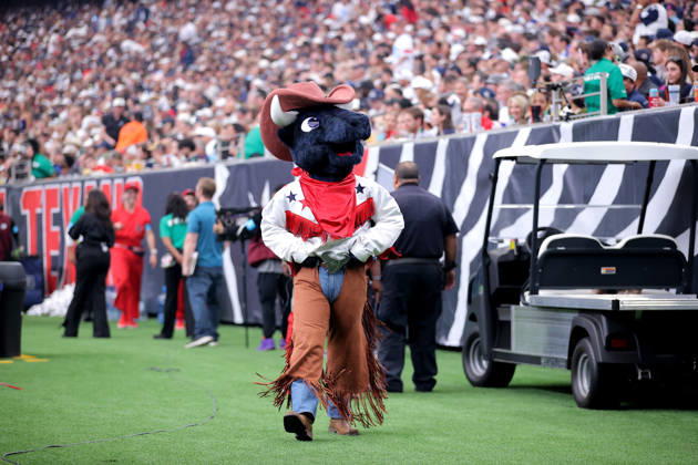October 4, 2026, Houston, Texas, U.S: Houston Texans mascot Toro performs on the sideline during the third quarter of the NFL, American Football Herren, USA regular season game between the Houston Texans and the Dallas Cowboys at Reliant Stadium in Houston, TX on October 4, 2026. NFL 2026 - Dallas Cowboys Vs Houston Texans  - ZUMAw137 20261004_aap_w137_064 Copyright: xErikxWilliamsx