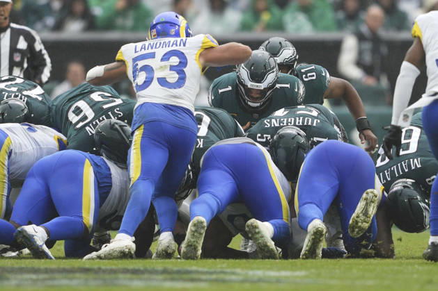 PHILADELPHIA, PA - OCTOBER 04: Philadelphia Eagles quarterback Jalen Hurts 1 attempts a tush push during the game between the Los Angeles Rams and the Philadelphia Eagles on October 4, 2026 at Lincoln Financial Field in Philadelphia, PA.(Photo by Andy Lewis Icon Sportswire) NFL, American Football Herren, USA OCT 04 Rams at Eagles EDITORIAL USE ONLY Icon261004012
