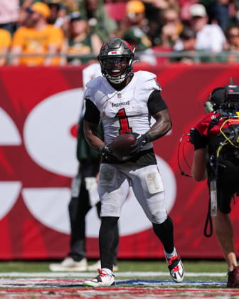 Oct 4, 2026; Tampa, FL, USA; Tampa Bay Buccaneers running back Kenny Gainwell (1) celebrates after catching a touchdown pass from quarterback Jalon Daniels (10) during the NFL, American Football Herren, USA game between the Green Bay Packers and Tampa Bay Buccaneers at Raymond James Stadium. Mandatory Credit: Taylor McFee-Cal Media Tampa USA - ZUMAc04_ 20261004_zma_c04_090 Copyright: xTaylorxMcfeex