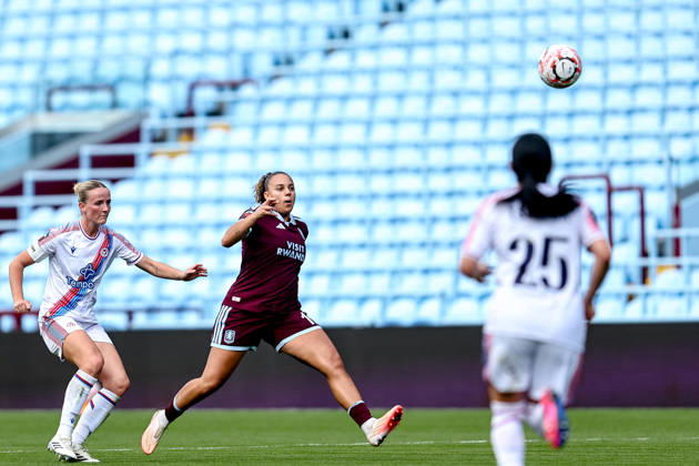 Aston Villa Women v Crystal Palace Women, Women s Super League Aston Villa Women midfielder Chasity Grant (17) chases ball during the Women s Super League match between Aston Villa Women and Crystal Palace Women at Villa Park, Birmingham, UK on 4 October 2026. Birmingham Villa Park West Midlands UK Editorial use only , Copyright: xManjitxNarotrax PSI-24960-0063