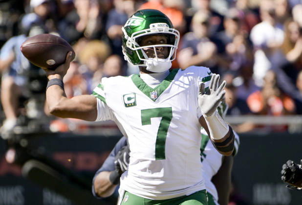 New York Jets quarterback Geno Smith (7) passes the ball against the Chicago Bears at Soldier Field in Chicago on Sunday, October 4, 2026.  CHI20261004135 MARKxBLACK