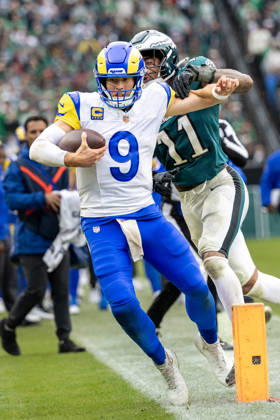 Los Angeles Rams quarterback Matthew Stafford (9) is forced out of bounds by Philadelphia Eagles linebacker Jihaad Campbell (11) in the fourth quarter of NFL, American Football Herren, USA action at Lincoln Financial Field in Philadelphia, Pennsylvania on Sunday, October 4, 2026.  PHI20261004019 LAURENCExKESTERSON