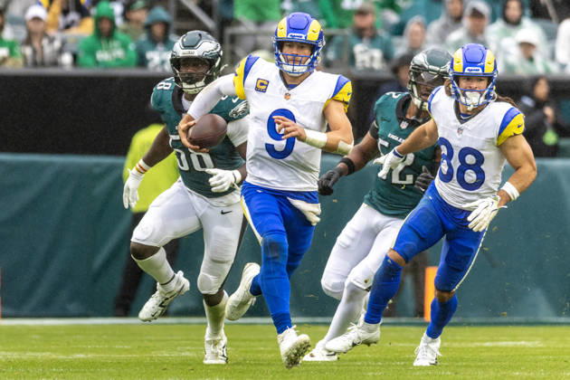 Los Angeles Rams quarterback Matthew Stafford (9) is rushed by Philadelphia Eagles linebacker Jalyx Hunt (58) and linebacker Jonathan Greenard (52) in the third quarter of NFL, American Football Herren, USA action at Lincoln Financial Field in Philadelphia, Pennsylvania on Sunday, October 4, 2026.  PHI20261004020 LAURENCExKESTERSON