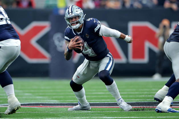 October 4, 2026, Houston, Texas, U.S: Dallas Cowboys quarterback Dak Prescott (4) carries the ball up the middle on a quarterback scramble during the second quarter of the NFL, American Football Herren, USA regular season game between the Houston Texans and the Dallas Cowboys at Reliant Stadium in Houston, TX on October 4, 2026. Houston U.S - ZUMAw137 20261004_aap_w137_071 Copyright: xErikxWilliamsx