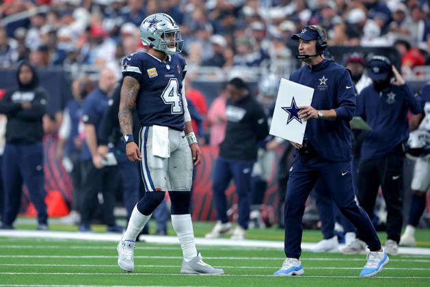 October 4, 2026, Houston, Texas, U.S: Dallas Cowboys quarterback Dak Prescott (4) talks with head coach Brian Schottenheimer during the second quarter of the NFL, American Football Herren, USA regular season game between the Houston Texans and the Dallas Cowboys at Reliant Stadium in Houston, TX on October 4, 2026. Houston U.S - ZUMAw137 20261004_aap_w137_074 Copyright: xErikxWilliamsx