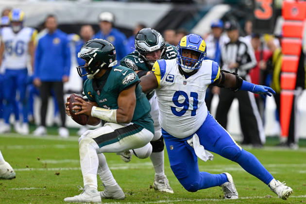 PHILADELPHIA, PA - OCTOBER 04: Los Angeles Rams defensive end Kobie Turner 91 puts pressure on Philadelphia Eagles quarterback Jalen Hurts 1 during the game between the Philadelphia Eagles and the Los Angeles Rams on October 4th, 2026 at Lincoln Financial Field in Philadelphia, PA. (Photo by Terence Lewis Icon Sportswire) NFL, American Football Herren, USA OCT 04 Rams at Eagles EDITORIAL USE ONLY Icon261004025