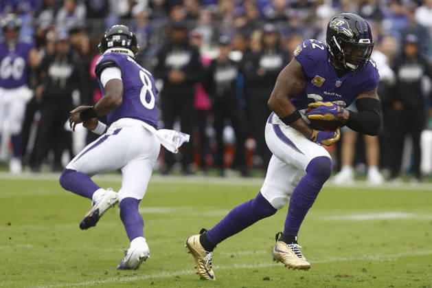 Baltimore Ravens running back Derrick Henry (22) takes the hand off from quarterback Lamar Jackson (8) during an NFL, American Football Herren, USA game against the Tennessee Titans on Oct 4, 2026; Baltimore, MD, USA; at M&T Bank Stadium. Baltimore won 24-18. Mandatory Credit: -Cal Media Baltimore USA - ZUMAc04_ 20261004_zma_c04_204 Copyright: xMikexBuscherx