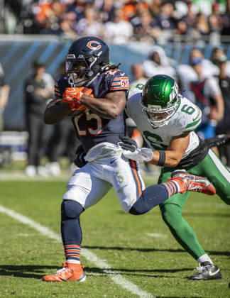 October 4, 2026: Chicago Bears Kyle Monangai (25) is chased by New York Jets Dane Belton (6) during the NFL, American Football Herren, USA game in Chicago, IL. CSM Chicago United States of America - ZUMAc04_ 20261004_zma_c04_206 Copyright: xMikexWulfx