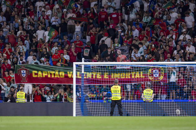 October 4, 2026, Porto, Porto, Portugal: PORTO, 04 OCTOBER - Portuguese supporters showing up a message to Cristiano Ronaldo during the Portugal x Norway match for the UEFA Nations League 2026 at Estadio do Dragao on October 04, 2026 Porto Portugal - ZUMAl192 20261004_zsp_l192_012 Copyright: xMiguelxLemosx