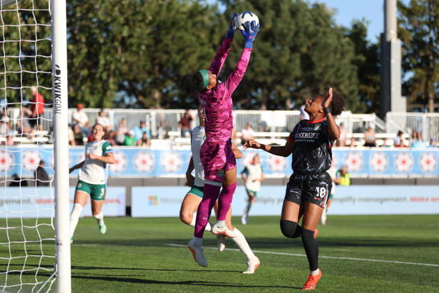 EVANSTON, USA - October 4: Abby Smith (1 Denver Summit FC) catches the ball during the game between the Chicago Stars FC and Denver Summit FC at Northwestern Medicine Field at Martin Stadium on Sunday, October 4 in Evanston, USA Copyright: xShainaxBenhiyoun SPPx Sportspressphoto_SPR246027