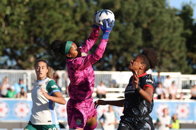 EVANSTON, USA - October 4: Abby Smith (1 Denver Summit FC) catches the ball during the game between the Chicago Stars FC and Denver Summit FC at Northwestern Medicine Field at Martin Stadium on Sunday, October 4 in Evanston, USA Copyright: xShainaxBenhiyoun SPPx Sportspressphoto_SPR246028